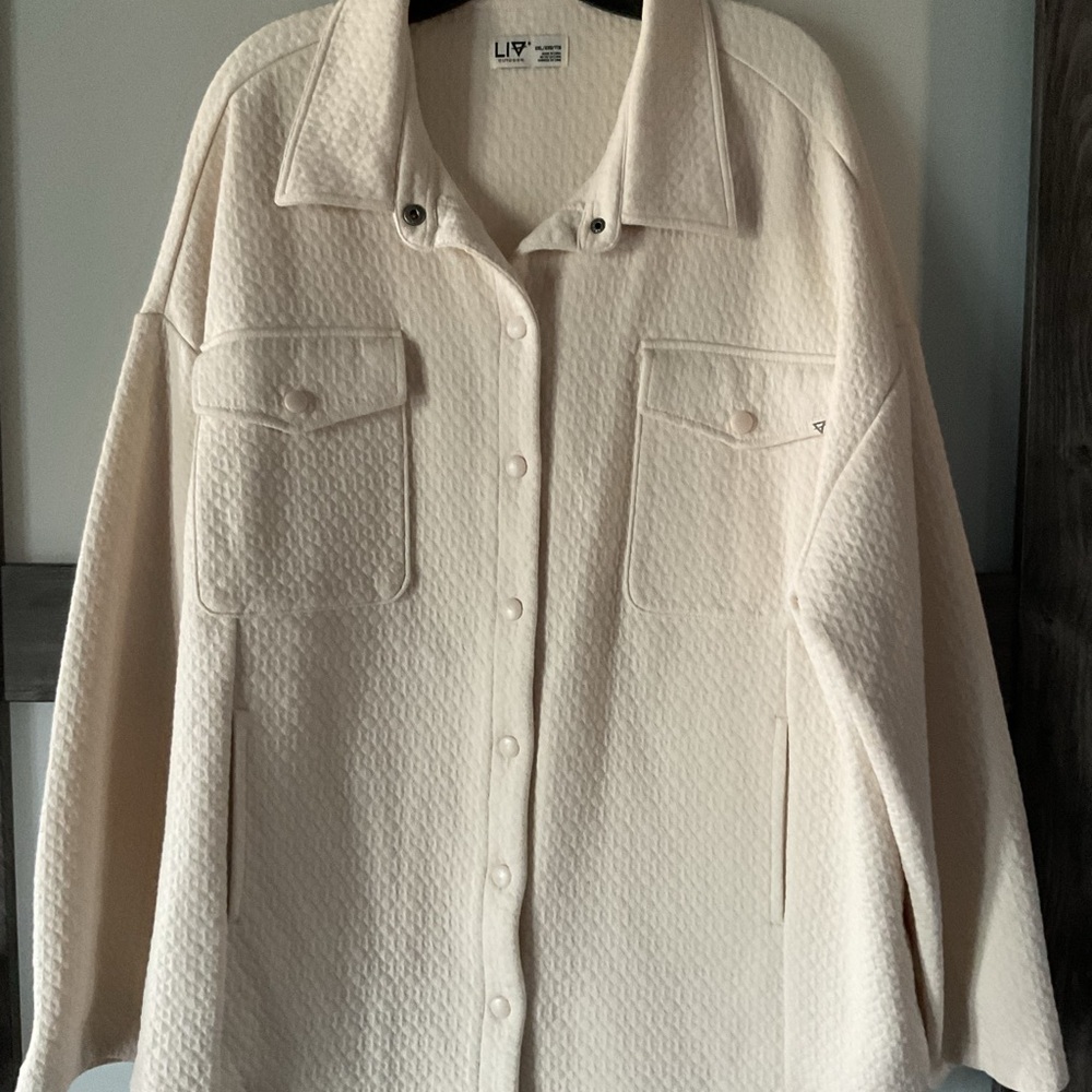 EUC- Women’s cream shacket with pockets
